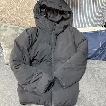 블랙 후드 부착 다운 자켓