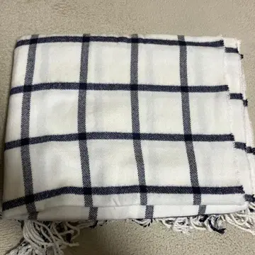 체크 무늬 머플러 화이트 네이비