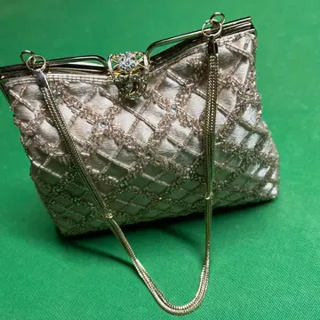 비쥬 장식 베이지 클러치백