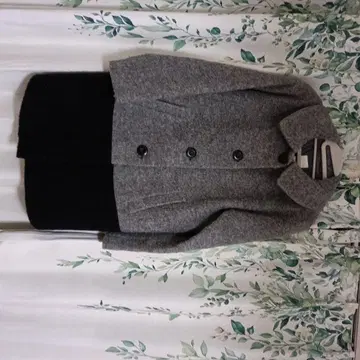 울 피코트 그레이와 블랙의 콤비네이션