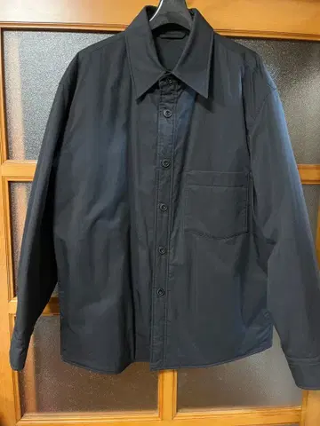 블랙 버튼업 셔츠