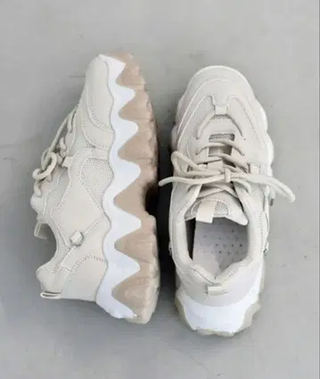 LAROUTE 통굽 스니커즈 미사용 새상품