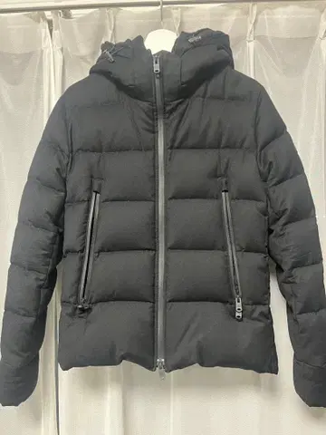 블랙 다운 자켓 후드 부착