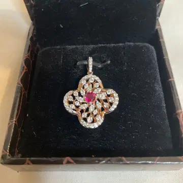 빨간색 보석 펜던트 탑