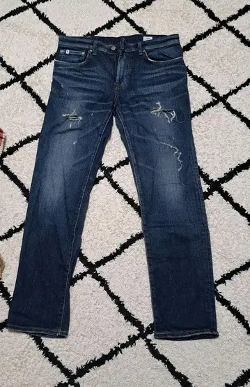 데미지 가공 다크 블루 데님 슬림 핏