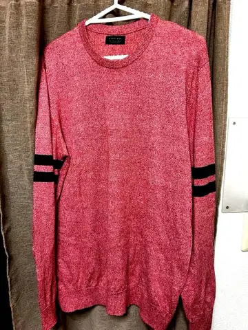 세련된 스트라이프가 들어간 핑크에 가까운 빨간색 니트 스웨터