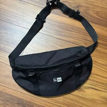 NEW ERA 블랙 바디백