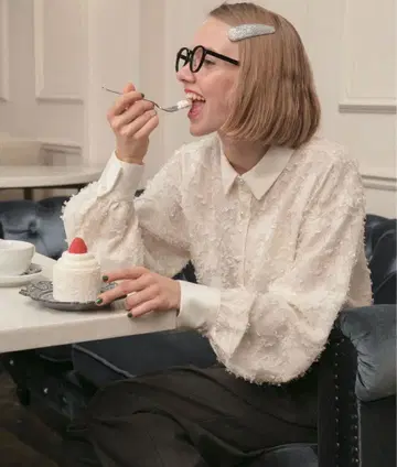 2way 프린지 자카드 펄 버튼 클레릭 블라우스