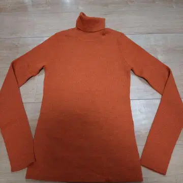 오렌지 컬러 울 터틀넥 스웨터
