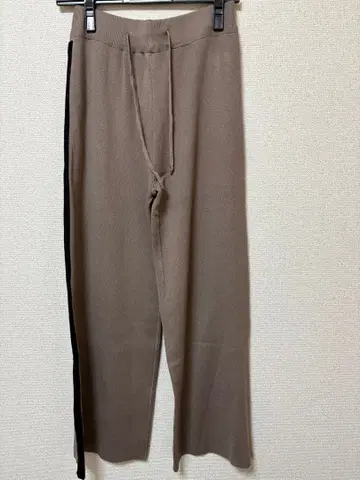 새상품 이번 시즌 blanco. 사이드 라인 니트 팬츠 모카 블랙