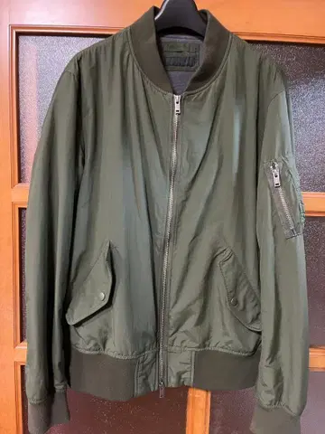 MA-1 스타일 올리브 그린 자켓