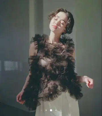 미사용 새상품 NOTREemor 비대칭 튤 탑