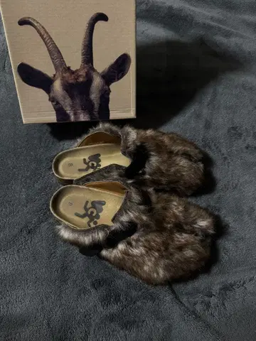 WORSTCARSE 퍼 샌들