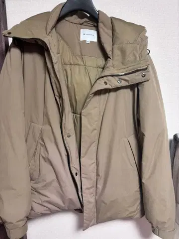 베이지 후드 부착 다운 자켓