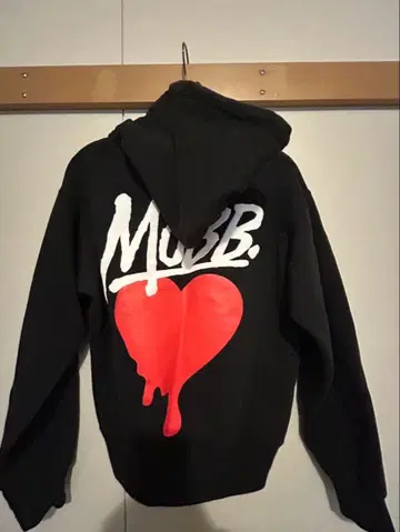 MOBB 블랙 후드티 하트 프린트