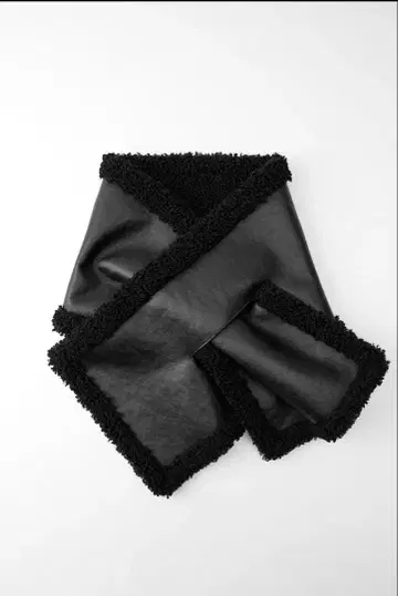 인조 가죽 보아 머플러 ZARA