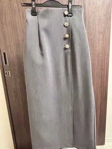 그레이 타이트 스커트 꽃 모티브 버튼