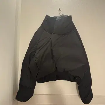 블랙 후드 부착 다운 자켓