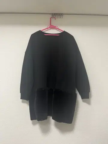 myu 속기모 밑단 퍼 블랙 원피스