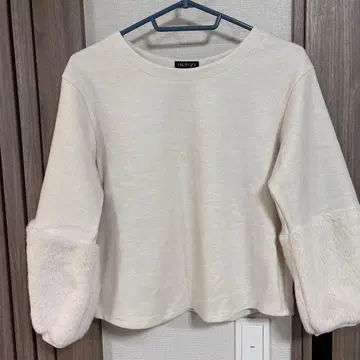 INDIVI 크림색 복슬복슬 소매 니트 38