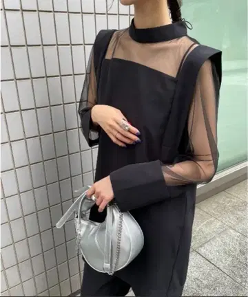 AIC. 아이시 시스루 절개 상의 셋업 가능 포멀