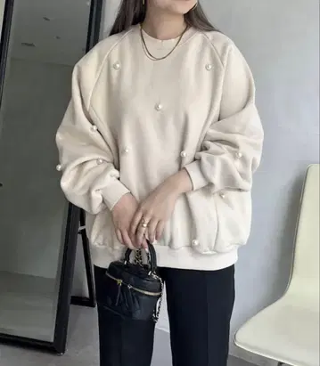 프로즈베일 펄 장식 속기모 래글런 맨투맨 아이보리