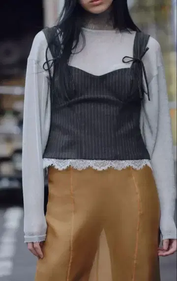 ZARA 핀스트라이프 레이스 트리밍 상의