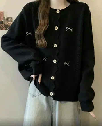 리본 자수 버튼 블랙 니트