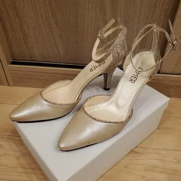 골드 스트랩 하이힐