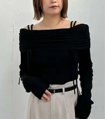 오프숄더 개더 긴팔 상의 블랙 택 포함