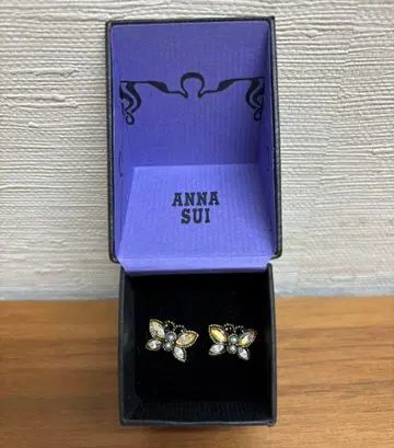 ANNA SUI 나비 귀걸이