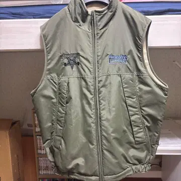 THRASHER 다운 베스트 카키색