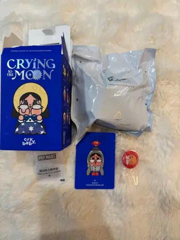 POP MART CRYING TO THE MOON 피규어