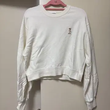 LILY BROWN 곰 자수 크롭 맨투맨