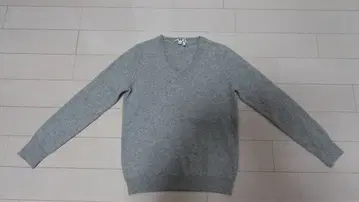 유니클로 캐시미어 그레이 V넥 긴팔 스웨터