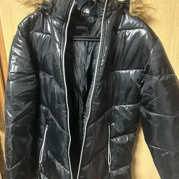 광택이 나는 블랙 다운 자켓