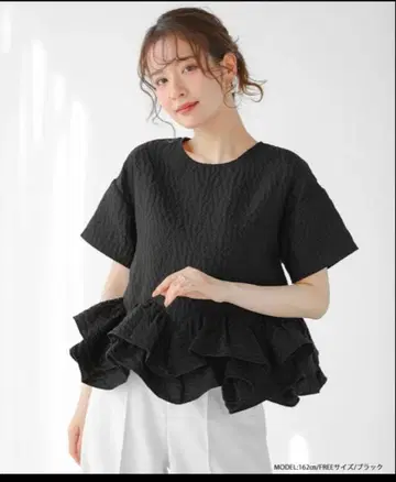 프릴 달린 블랙 반팔 상의