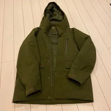 올리브 그린 후드 부착 다운 자켓