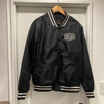 DEUS 블랙 바시티 자켓 로고 자수