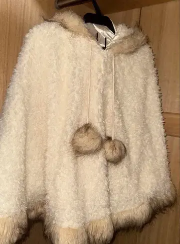 리즈리사 플리스 퍼 판초 크림색 후드 부착