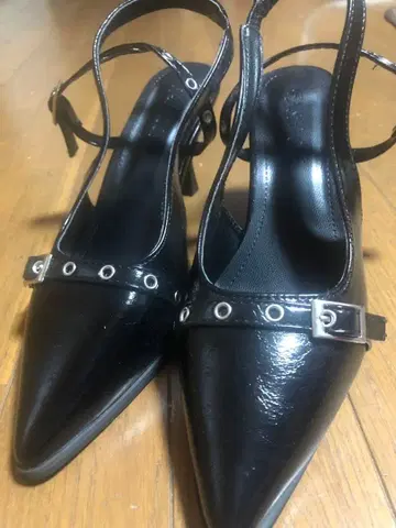 블랙 스틸레토 슬링백 하이힐