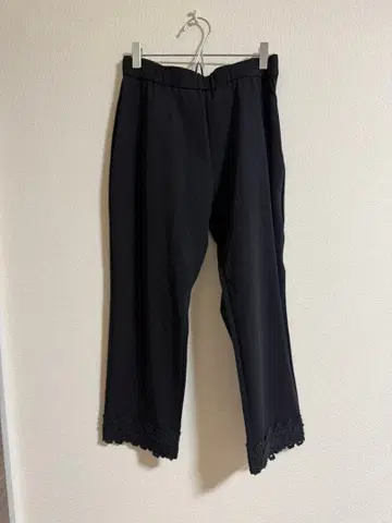 잉게보그 블랙 스트레이트 팬츠 레이스 장식