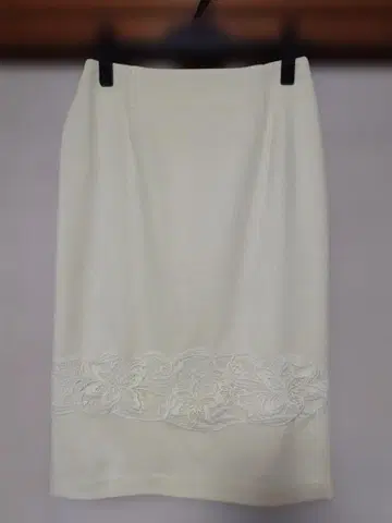 1/1까지 판매 새상품 비아지오 블루 타이트 스커트 화이트