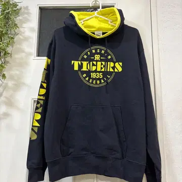 한신 타이거즈 풀오버 후드티 M 사이즈 블랙 옐로우 컬러
