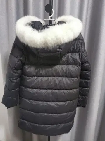 그레이 퍼 부착 롱 다운 자켓