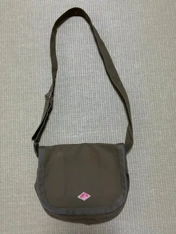 올리브 그린 단톤 숄더백 플랩 포함