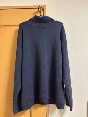 ISSEY MIYAKE 네이비 터틀넥 스웨터