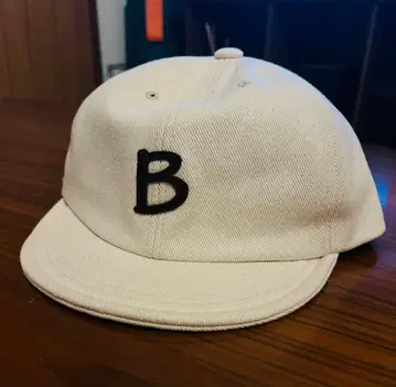 화이트캡 B 자수 패뷸러스