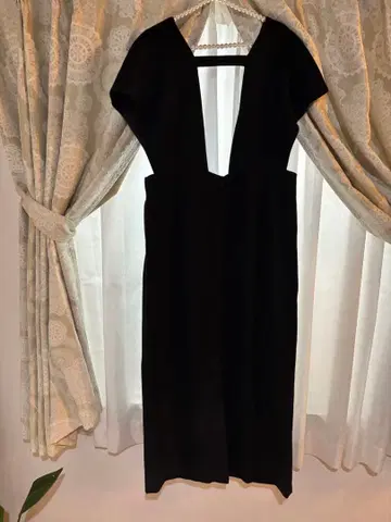 CHIGNON 블랙 벨벳 V넥 드레스