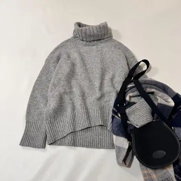 투모로우랜드 갤러리 바이 터틀넥 니트 와이드 실루엣